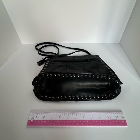 NWOT Purse- stylish and plenty of room for wallet, phone, keys, makeup, etc. - Picture 2 of 10